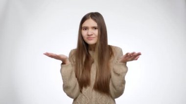 Şaşırmış ya da kafası karışmış bir kız beyaz stüdyo arka planında ne tür bir jest yapıyor?