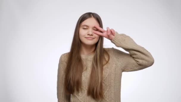 Feliz adolescente sonriente bailando y celebrando el éxito o la victoria sobre el fondo blanco del estudio — Vídeos de Stock