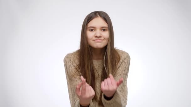 Menina ligando e convidando você sobre fundo estúdio branco — Vídeo de Stock