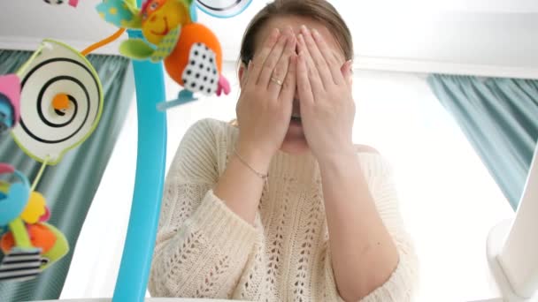 Point de vue de la mère regardant à l'intérieur de la crèche et jouant à cache-cache. Concept de parentalité, bonheur familial et développement du bébé. — Video