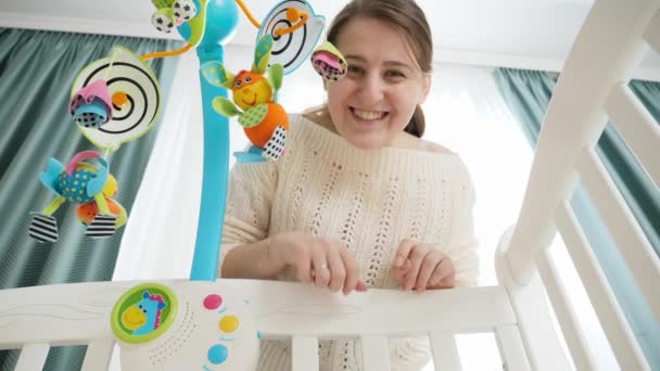 POV shot di bambino guardando sorridente madre che gioca con lui in culla. Concetto di genitorialità, felicità familiare e sviluppo del bambino. — Video Stock