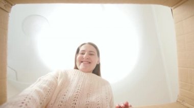 Yeni giysiler alan mutlu, gülen aile büyük karton kutuya paket halinde geldi. Teslimat ve posta servisinin kayıtları.