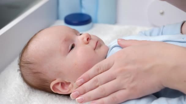 Θεραπεύοντας το μωρό με καταρρέουσα μύτη χρησιμοποιώντας φάρμακα σε σταγονίδια από καταρρέουσα μύτη. Έννοια της υγείας του παιδιού, φροντίδα του μωρού και υγειονομική περίθαλψη — Αρχείο Βίντεο