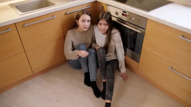 Twee meisjes die bang zijn om vader op de grond te slaan en te huilen. Begrip huiselijk geweld en gezinsagressie. — Stockvideo