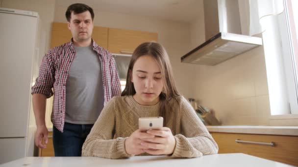 Père en colère se fâcher et prendre smartphone de l'adolescente accro aux gadgets. Violence domestique et dépendance aux smartphones — Video