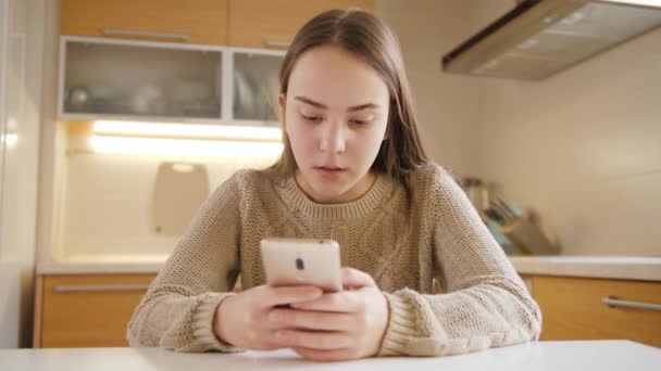 Расстроенная девочка-подросток плачет и бросает свой смартфон после получения негативного сообщения — стоковое видео