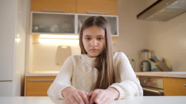 Tonårstjej blev chockad och stressad efter att ha fått negativa budskap eller övergrepp i sociala medier. — Stockvideo