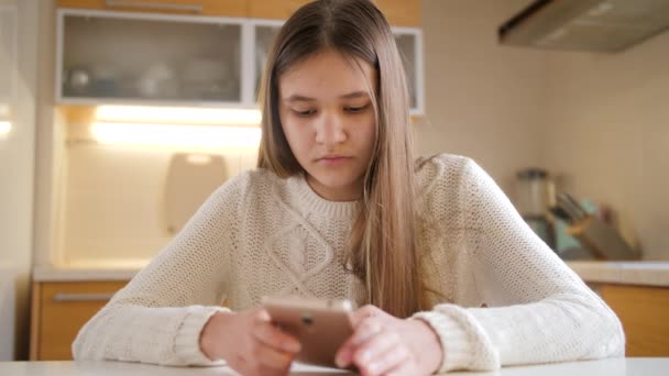 Девочка-подросток злится и злится после прочтения негативных сообщений или злоупотреблений в социальных сетях на смартфоне — стоковое видео
