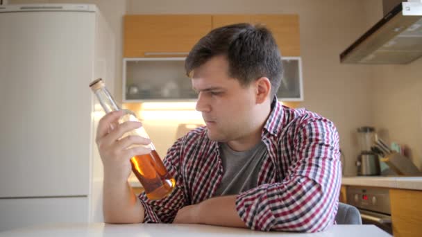 Adolescente enojada quitándole una botella de alcohol a su padre borracho bebiendo en la cocina. Problemas de alcoholismo y adicción — Vídeo de stock