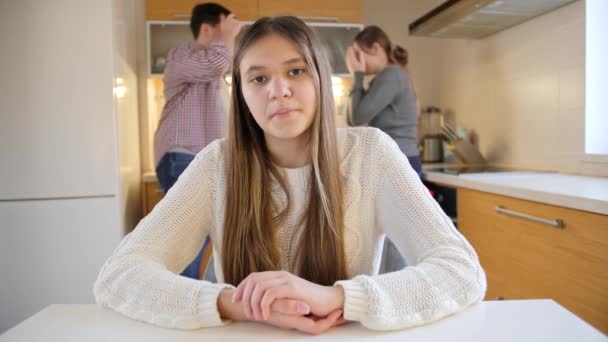 Muchacha molesta llorando y cerrando la cara con las manos porque al discutir y gritar a los padres en la cocina. Violencia familiar, conflictos y problemas de relación — Vídeos de Stock