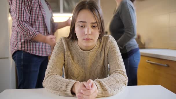 화 가난 십 대 소녀는 부모에게 소리를 지르거나 말다툼을 하다가 스트레스를 받고 우울 해졌습니다. 가정폭력, 분쟁 및 관계 문제 — 비디오