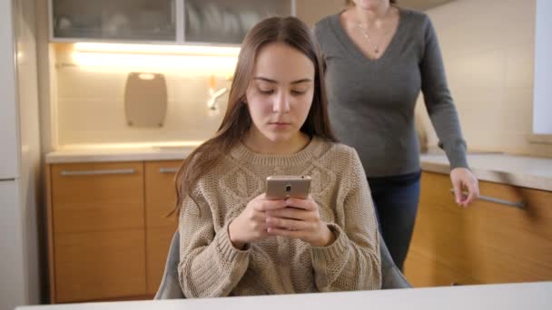 Mãe gritando e ficando com raiva por causa da filha adolescente usando smartphone durante todo o dia. Vício em gadgets e conflito familiar — Vídeo de Stock