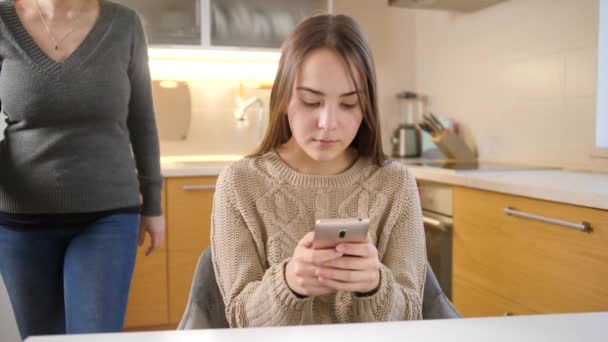 Teenage dívka pláče za matkou křičí na ni a bere smartphone. Závislost na pomůckách a rodinný konflikt — Stock video