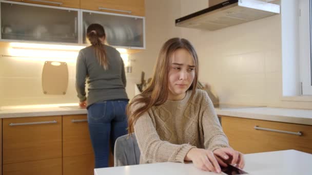 Sosyal medyada olumsuz mesaj ya da taciz gördükten sonra ağlayan ve annesine sarılan genç bir kız. — Stok video