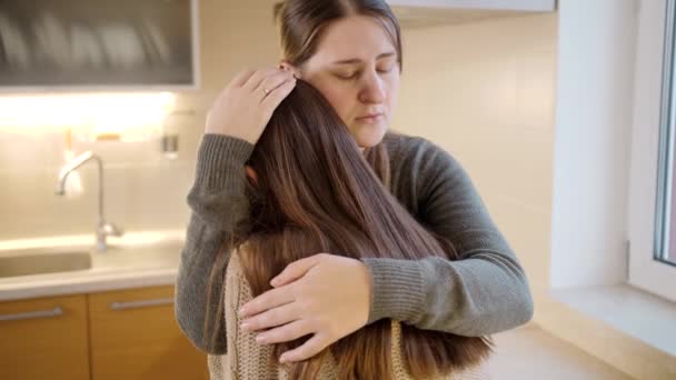 Jeune mère étreignant et consolant bouleversé pleurer fille sur la cuisine. Soutien parental et réconfort de l'enfant — Video