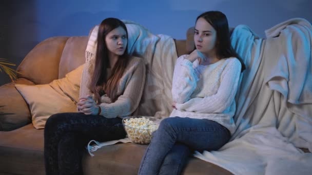 Duas meninas assistindo filme na TV e falando à noite — Vídeo de Stock