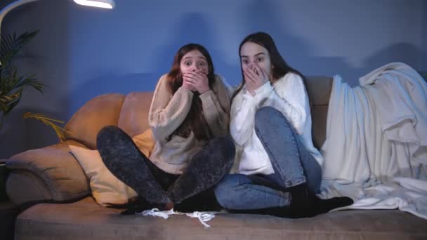 Zwei Mädchen bekamen Angst, als sie nachts Horrorfilm im Fernsehen sahen — Stockvideo