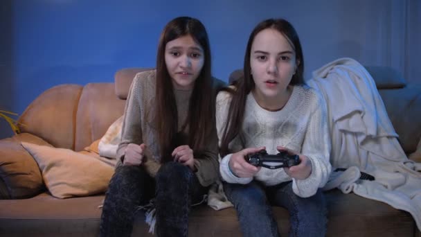 Deux amis excités applaudir après avoir gagné dans le jeu vidéo sur console la nuit — Video