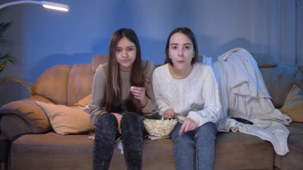 Duas meninas adolescentes comemorando a vitória no jogo de esportes assistindo na TV à noite — Vídeo de Stock