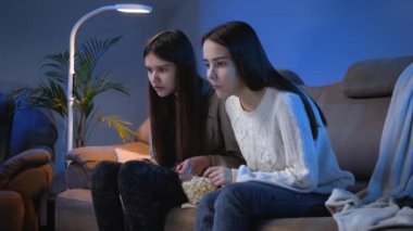 İki arkadaş, futbol maçındaki golü kaçırıp gece televizyonda izledikten sonra üzüldü.