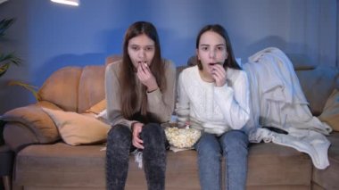 İki genç kız, gece televizyonda maç kaybettikten sonra üzülüyor ve sinirleniyor.