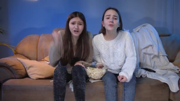 Duas meninas assistindo jogo de futebol na TV e ficar chateado após a equipe perder ou perder o gol — Vídeo de Stock