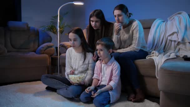 Familie sluit ogen en wordt bang tijdens het kijken naar horror film of tv-show 's nachts — Stockvideo