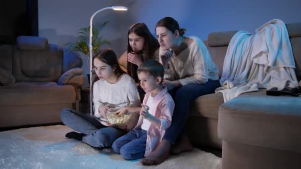 Família feliz comemorando a vitória da equipe de esportes assistindo jogo de TV à noite — Vídeo de Stock