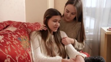 İki genç kız sohbet ediyor ve birbirlerini teselli ediyorlar. Arkadaş desteği ve ergen depresyonu