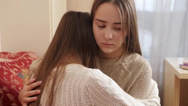 Menina adolescente perturbada chorando no ombro de seus amigos. Amigos apoio e depressão adolescente — Vídeo de Stock