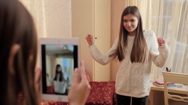 Linda menina adolescente dançando e gravação de vídeo para as mídias sociais. Comunicação moderna, mídias sociais e gadgets — Vídeo de Stock