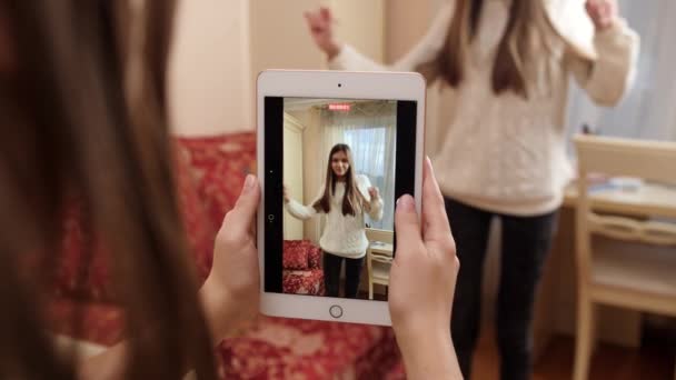 Amigo gravação de vídeo de adolescente dançando e cantando para mídias sociais ou site. Comunicação moderna, mídias sociais e gadgets — Vídeo de Stock