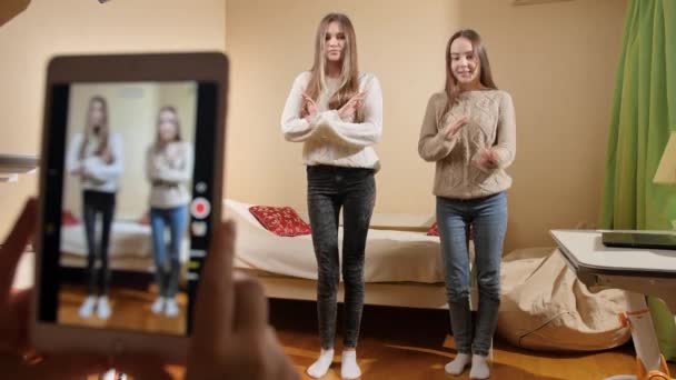 Enregistrement vidéo sur smartphone de deux adolescentes dansant pour poster sur Internet. Communication moderne, médias sociaux et gadgets — Video