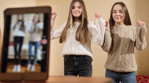 Dua narablog remaja merekam video tari mereka di internet. Komunikasi modern, media sosial dan gadget — Stok Video