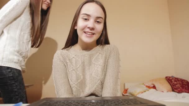 Feliz sonrisa de las adolescentes que tienen conferencia en línea en el ordenador portátil. Trabajo remoto, comunicación y educación — Vídeos de Stock