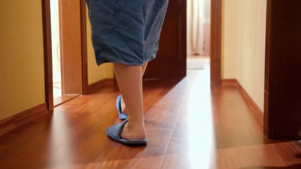 Los padres con niños que usan albornoces y zapatillas caminando en el baño en la casa. Concepto de familia viviendo en casa grande o de vacaciones — Vídeos de Stock