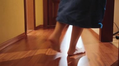 Bornozlu bir aile ve banyo havluları odalarında otelden yüzme havuzunda yürüyorlar. Aile kavramı büyük bir evde ya da tatilde.