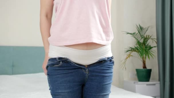 Sukses dalam mencocokkan dan berpakaian jeans ketat. Konsep kelebihan berat badan, obesitas perempuan, diet dan masalah kelebihan berat badan — Stok Video