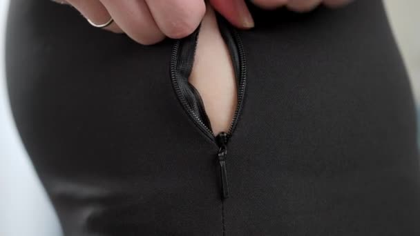 CLoseup wanita gagal zip gaun ketat kecil di ruang pas di pusat perbelanjaan. Konsep kelebihan berat badan, obesitas perempuan, diet dan masalah kelebihan berat badan — Stok Video