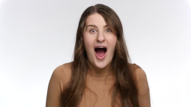 Retrato de mulher surpreso e surpreso dizendo Uau. Emoções positivas e expressão facial surpresa — Vídeo de Stock
