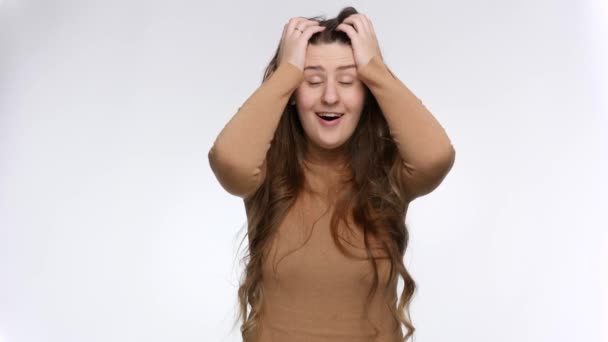 Feliz afortunada mujer sorprendida sosteniendo su cabeza y sonriendo. Emociones positivas y expresión de cara sorprendida — Vídeo de stock