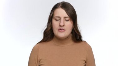 Üzgün ve stresli bir kadın başını sallıyor ve facepalm hareketi yapıyor. Hayal kırıklığı ve hayal kırıklığı kavramı.