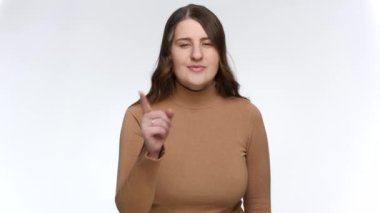 Gülümseyen kadının portresi flört ediyor ve parmaklarını dudaklarına koyuyor. Sır ve sessizlik kavramı