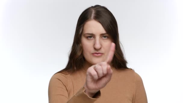 Retrato de una mujer joven diciendo que no agitando el dedo índice. Concepto de prohibición, prohibición y tabú. — Vídeos de Stock