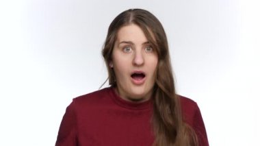 Gülümseyen mutlu bir kadının portresi ağzı açar ve kameraya güler..