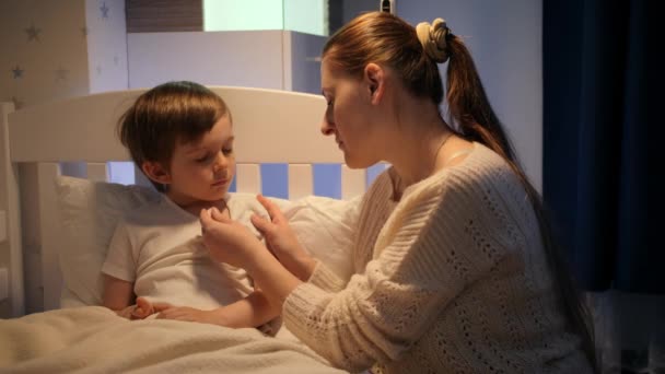 Zdenerwowana matka patrząc na termometr po zmierzeniu temperatury do jej syna czuje się chory. Pojęcie choroby dzieci, choroby i opieki rodzicielskiej — Wideo stockowe