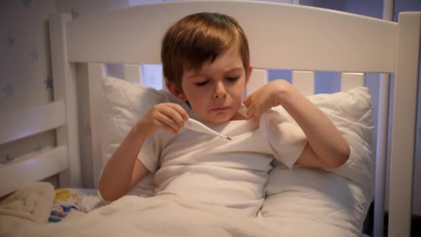 Ideges kis oy émelygés köhögés és mérés testhőmérséklet. A gyermekek betegségeinek, betegségeinek és egészségügyi ellátásának fogalma — Stock videók
