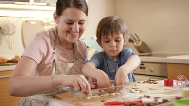 Feliz familia cocinando y haciendo galletas en casa. Niños cocinando con padres, pequeño chef, familia pasando tiempo juntos, cocina doméstica. — Vídeos de Stock