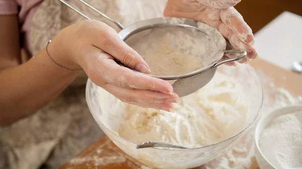 女面包师用大玻璃碗筛子筛面制面的头像. — 图库照片
