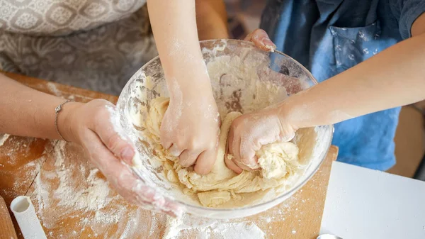 Close-up de menino misturando massa em tigela de vidro grande. Crianças cozinhar com os pais, pequeno chef, família ter tempo juntos, cozinha doméstica. — Fotografia de Stock